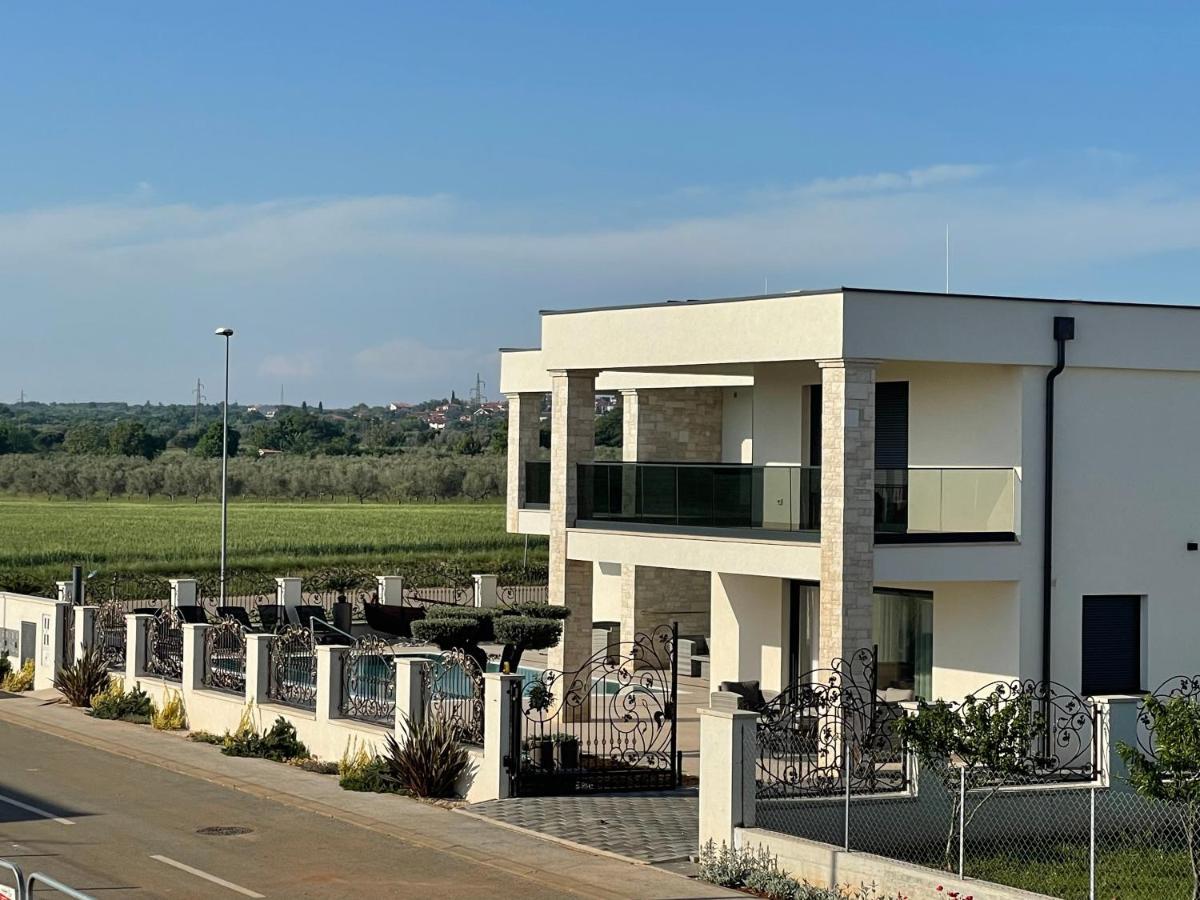 Vila Softic Azra Umag Exteriör bild